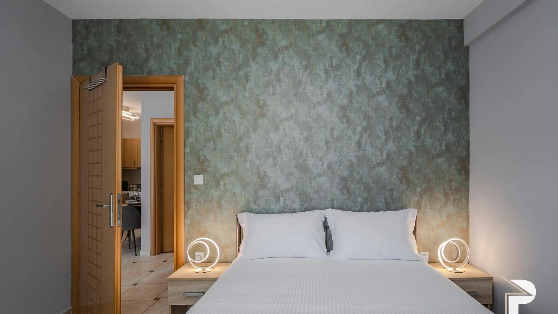 P Deluxe Suites A4 Неа-Миханиона 0*,